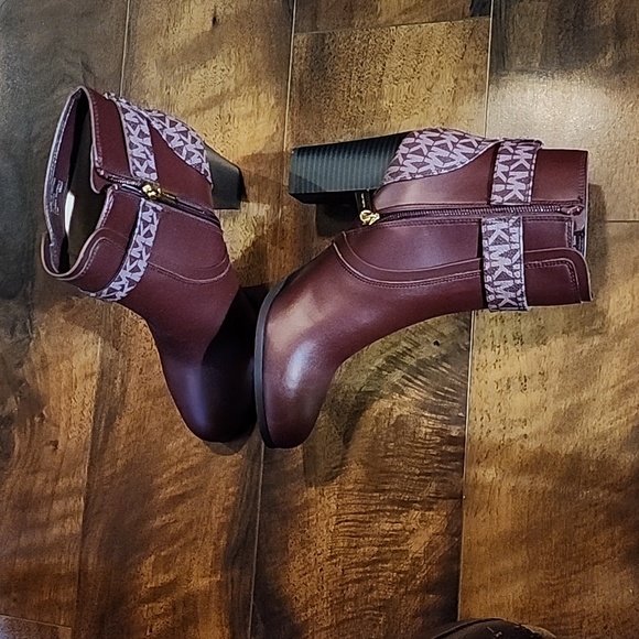NEW MICHAEL KORS CLANCY LOGO And LEATHER ANKLE BOOT BURGUNDY 7.5 BNWT - Picture 2 of 3